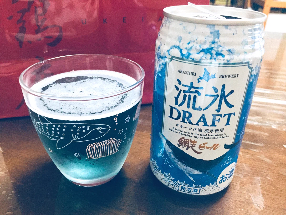 これがビール！？青いビールが存在したｗｗ