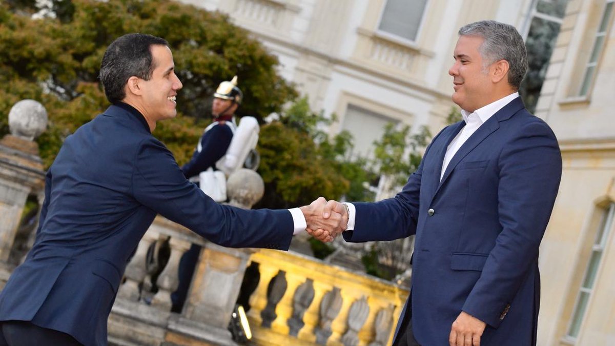Perroacuadros's tweet photo. Un presidente sin país y un país sin presidente. https://t.co/1zZEqJxnRB