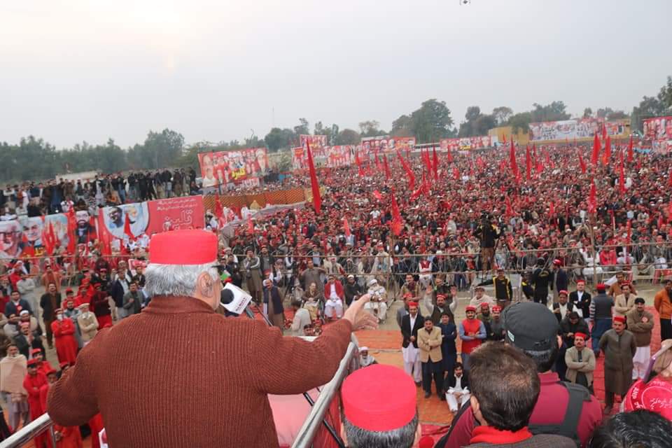 TalhaMomand's tweet photo. باچاخان اور عبدالولی خان برسی تقریبات۔نوشہرہ امان گڑھ میں اے این پی کا جلسہ اسفندیارولی خان خطاب کررہے ہیں
@a_siab @BushraGohar @s_jafarshah @Khadimhussain4 @AyubKAsharay @AsgharAchakzaii @Palwasha_Abbas @MianIftikharHus @SPOX_ANP @ShaziaMPA @AimalWali @azizbilour @SamarHBilour https://t.co/l9yOVAN0dO