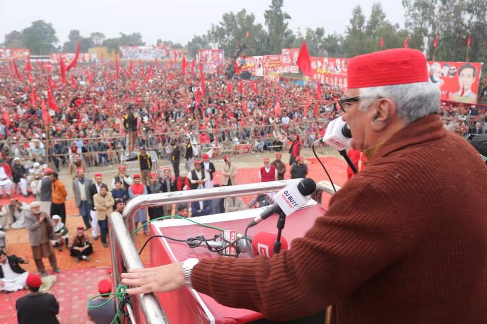 TalhaMomand's tweet photo. باچاخان اور عبدالولی خان برسی تقریبات۔نوشہرہ امان گڑھ میں اے این پی کا جلسہ اسفندیارولی خان خطاب کررہے ہیں
@a_siab @BushraGohar @s_jafarshah @Khadimhussain4 @AyubKAsharay @AsgharAchakzaii @Palwasha_Abbas @MianIftikharHus @SPOX_ANP @ShaziaMPA @AimalWali @azizbilour @SamarHBilour https://t.co/l9yOVAN0dO