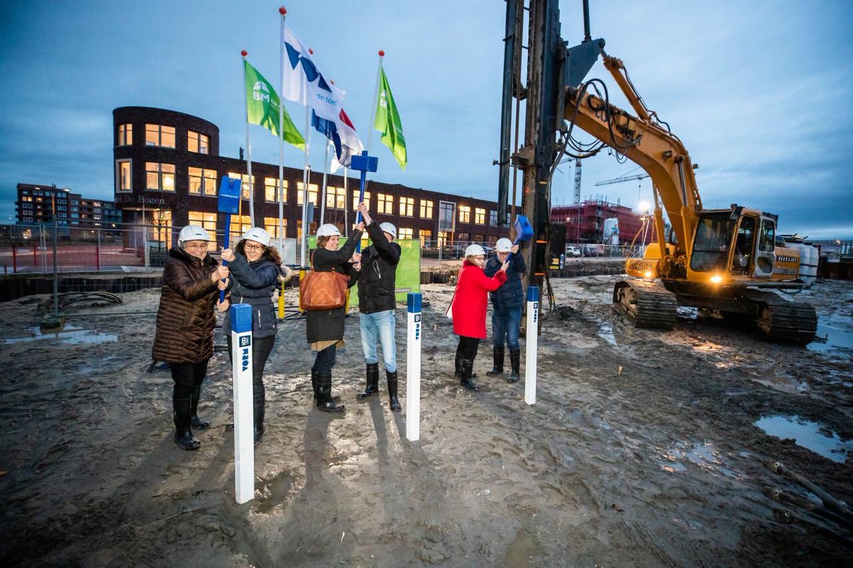 raadendaadevent's tweet photo. Vorige week hebben wij alweer een feestelijke start bouw gevierd! De Parkwachter in Utrecht is officieel van start. Wethouder Klaas Verschuure, BM van Houwelingen B.V., de toekomstige bewoners en VORM gaven het feestelijke startsein! #celebrateyourcompany #bouwevents https://t.co/XhQec7Nsmi