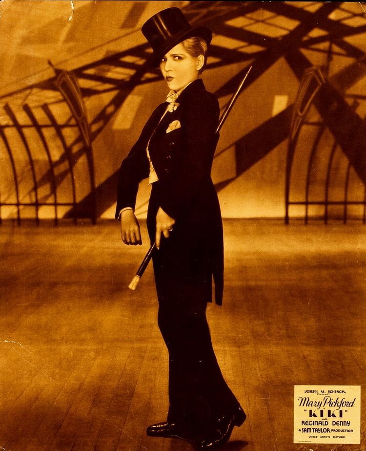 Mirantwitt's tweet photo. Mary Pickford dresses to the nines in Kiki (1931). https://t.co/qvHHVqfNcD