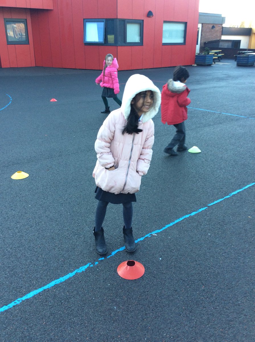 MrsBridgeEPS's tweet photo. Y2 directing each other from one cone to another to prepare for our coding computing lessons #scratch #turtlelogo #computing https://t.co/OwaePyOXAO