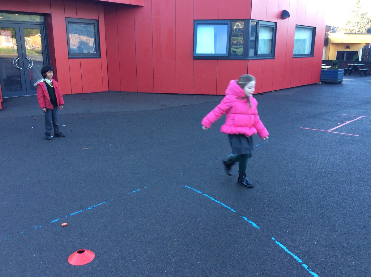MrsBridgeEPS's tweet photo. Y2 directing each other from one cone to another to prepare for our coding computing lessons #scratch #turtlelogo #computing https://t.co/OwaePyOXAO