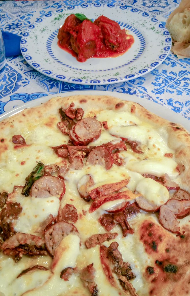Ieri, un pranzo notevole 😉
#food
#pizza
#neapolitanfood
#polpette
#meatballs