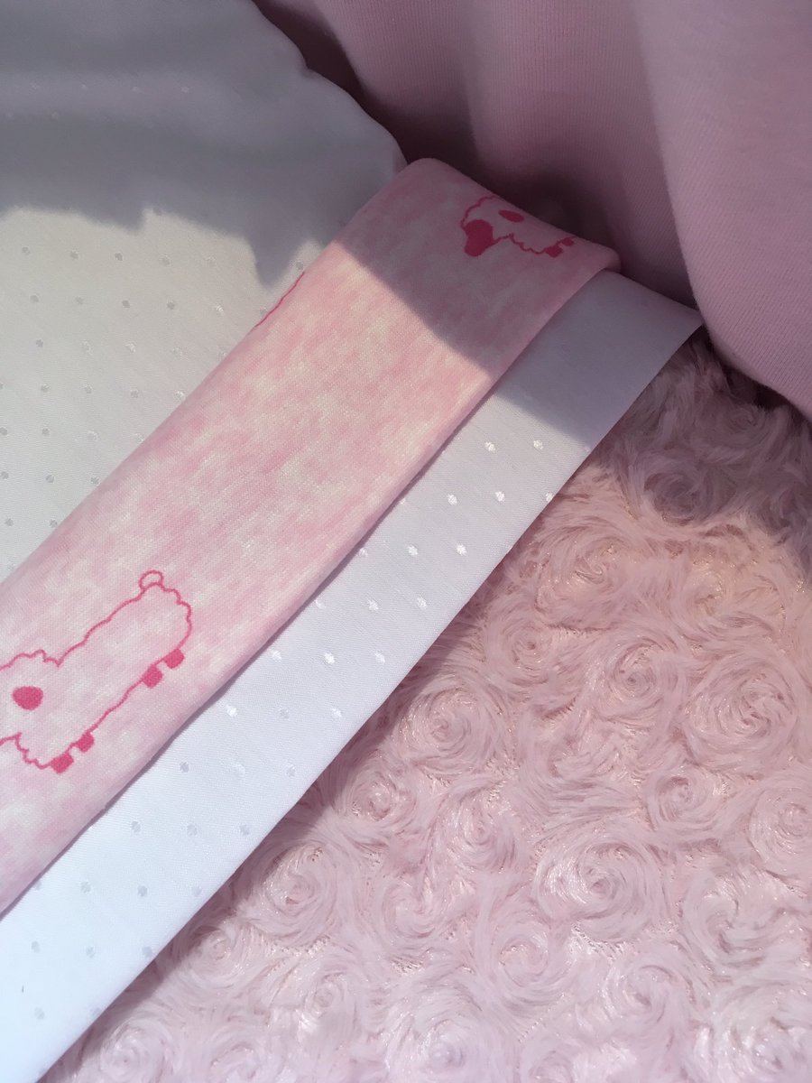 Een heel mooi uitvaartmandje, van waterhyacint, met een heel zacht dekentje met schaapjes, rondom bekleding in bet mandje, in roze en blauw, in 4 maten,  22cm, 30cm, 45 cm en 65 cm.
