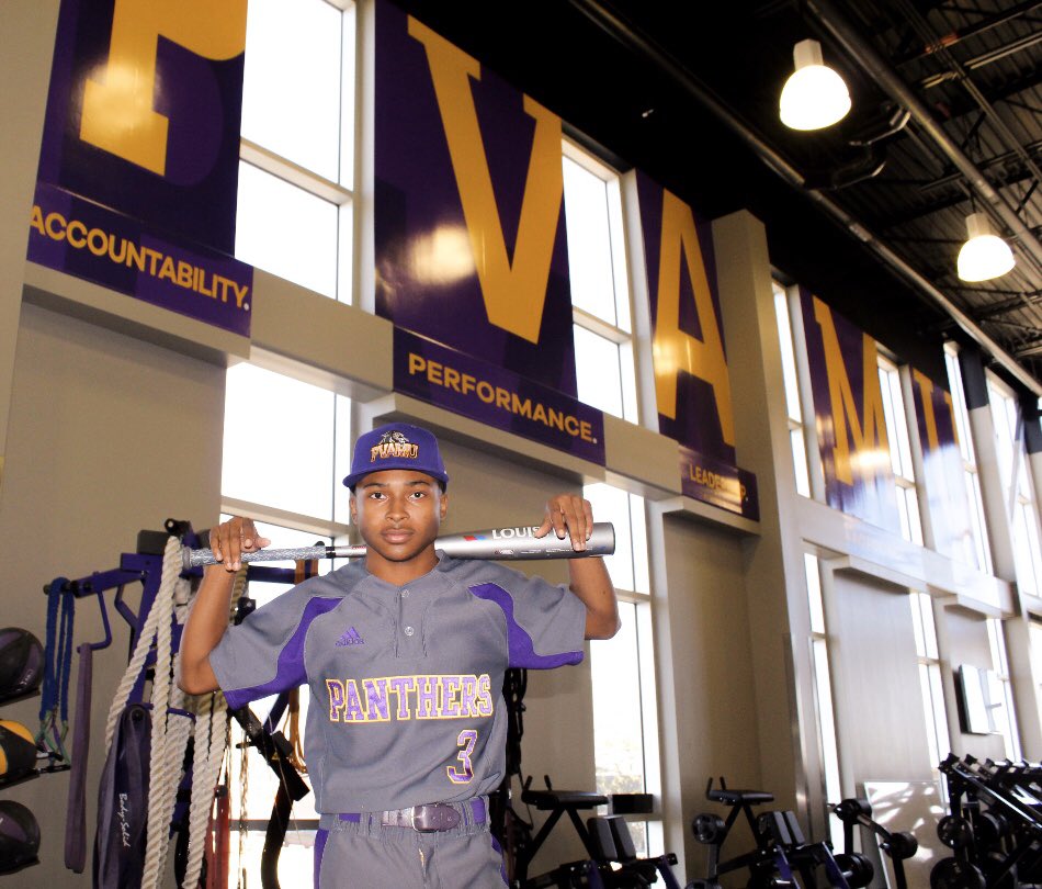 hunter_waldon's tweet photo. Ready to rock the purple and gold💛💜 https://t.co/xuUIB1ncEa