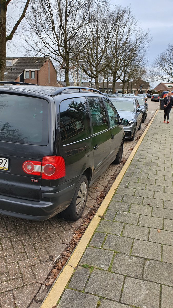 rob_welling's tweet photo. @ToezichtBunsch Ook parkeerders bij basisschool Kruisrak zijn nog steeds hardleers. Gevaarlijk voor kinderen die wel met de fiets komen. https://t.co/JqLjl86WlN