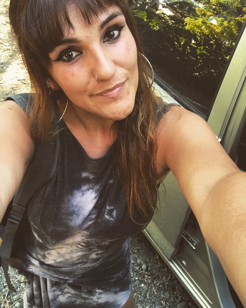RozalenMusic's tweet photo. Sigo viva!😅💕
Esta noche son los @PremiosOdeon en España y yo aun sigo de vacaciones. La vida últimamente me va convenciendo de que hay que vaciarse para volverse a llenar.
Quería agradecer mi nominación y desear mucha suerte a mis compañeras/os ❤️
Millones de besos💋
#PuraVida https://t.co/XXNMFMXubM