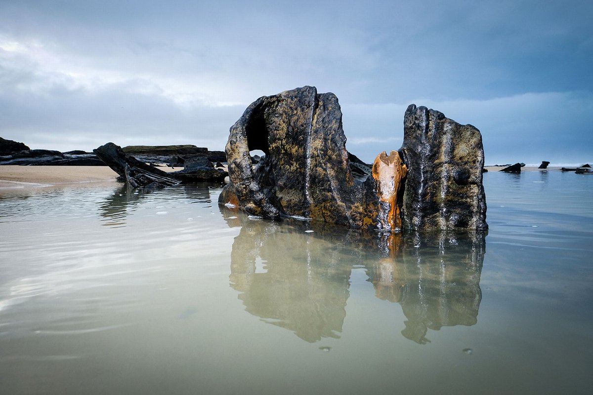 More #shipwrecks coming to light in the UK this #MaritimeMonday  as the wreck of SVCarl, a German WW1 ship, appears on a Cornish beach after recent heavy storms...  bit.ly/2RwcAId
#shipwrecks #maritime #archaeology #coastalheritage #climateheritage #coastalchange #UK