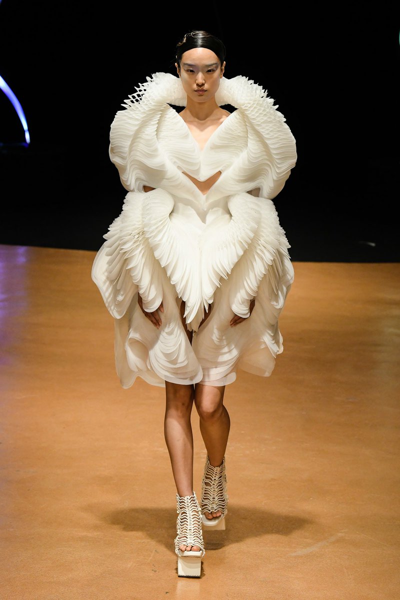 BoF's tweet photo. Don't miss any look from Iris Van Herpen's new #HauteCouture collection: https://t.co/46xr0oGd1G #BoFWM https://t.co/4juKXzQrvp