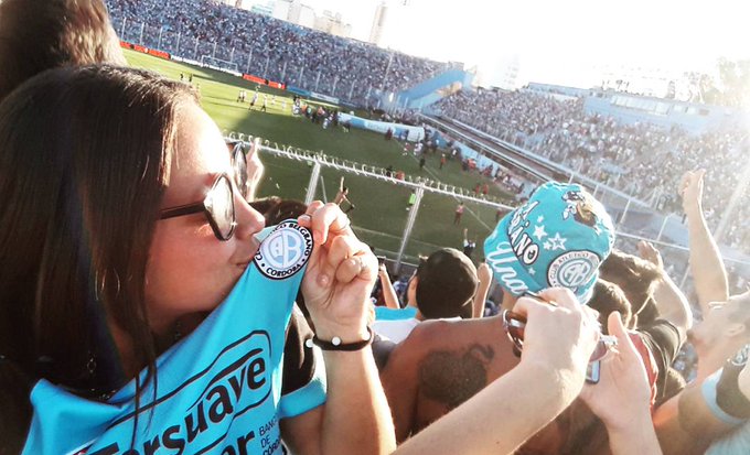 Belgrano's tweet photo. 👏 ¡Felicitaciones @CaroOyola1! 🎁👕 Te ganaste la camiseta #DeUnSoloColor.
🤳 ¡Gracias por participar del HILO y ser #ParteDeBelgrano 🏴☠️! https://t.co/lUSvqLi0nK