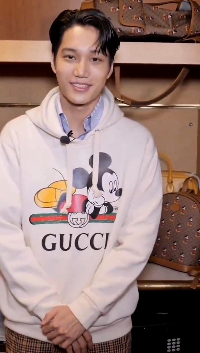 KSunshinenini's tweet photo. Disney x Gucci collection looks so good on him. Fashion Icon Indeed! ❤ #KAI #카이 #Jongin https://t.co/5ASg1lnNA2