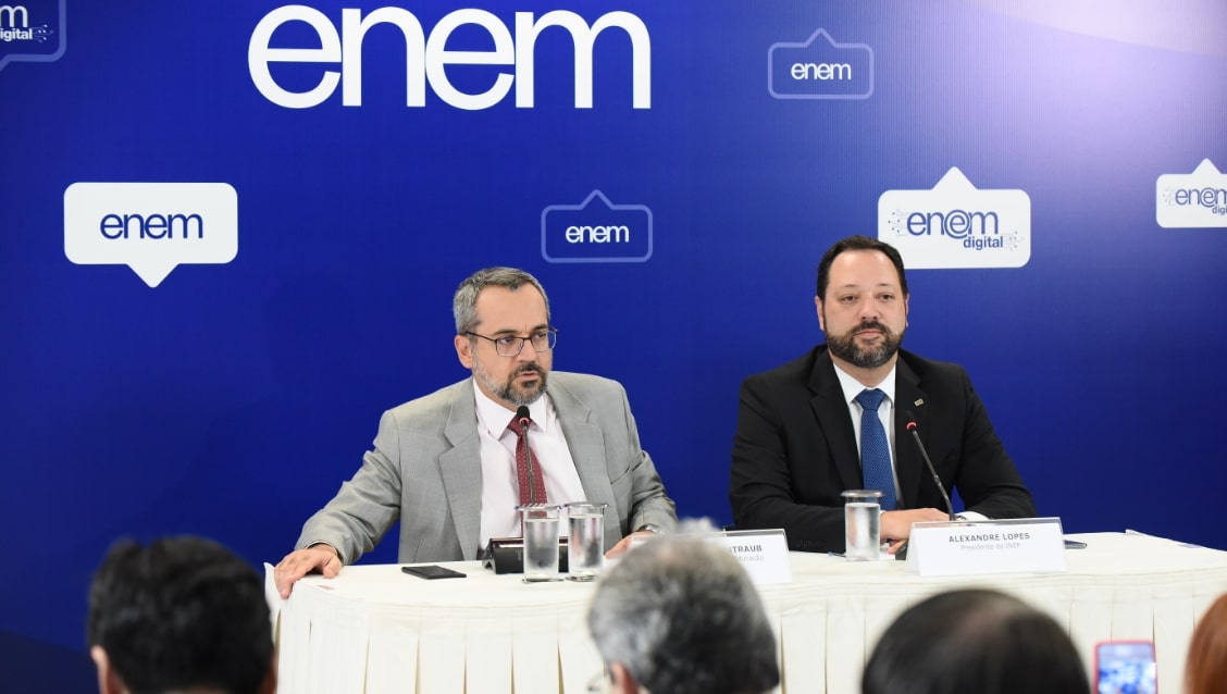 Ministro da Educação nega que gabaritos do primeiro dia do Enem tenham sido afetados pelos erros de impressão identificados na segunda parte da prova.

Saiba mais: bit.ly/2tzyZMH