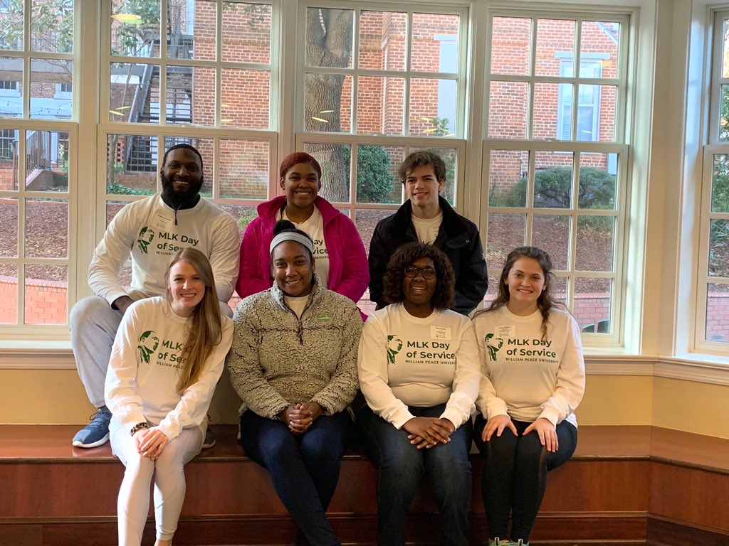 So excited to volunteer around <a href="/RaleighGov/">City of Raleigh</a> at the #MLKDayofService <a href="/WPeaceU/">William Peace Univ.</a> !! 🐎💚