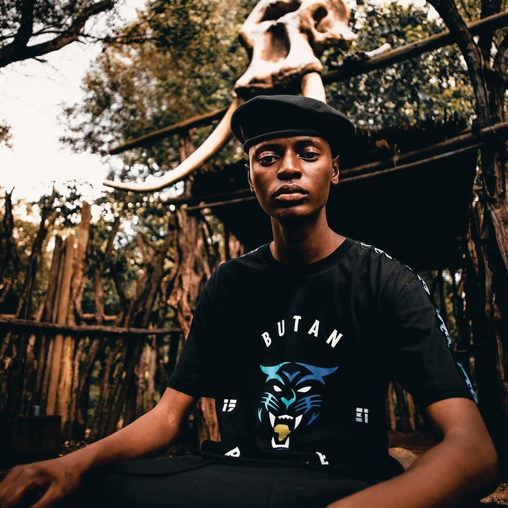 Butan_Official's tweet photo. Get the latest 🔥 Summer 19 Range at a store near you.

📷 @YOUNG_STILO_
👨🏾 Active Brian

#ButanSummer19 #Summer19 #HiddenPanthers #HeedTheCall #ItsNotAgarmentItsAPieceOfArt #Streetwear #StreetFashion #AfricanNarrative https://t.co/A6EY92WBFy