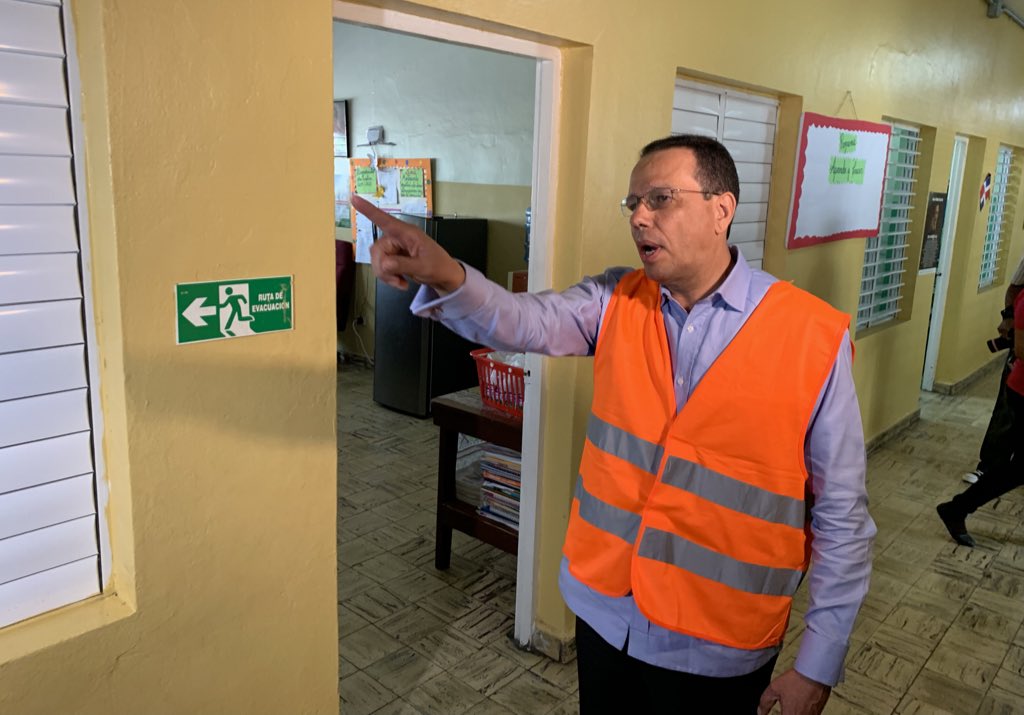 EducacionRDo's tweet photo. Ministro de #EducaciónRDo, Antonio Peña Mirabal encabeza simulacro de prevención en caso de sismos en el Hogar Escuela Rosa Duarte.

Los simulacros se han estado realizando en tres mil centros educativos del país, esta semana del 14 al 21 enero.

#SemanaSimulacroEscolarRD https://t.co/0GzWGwgS33