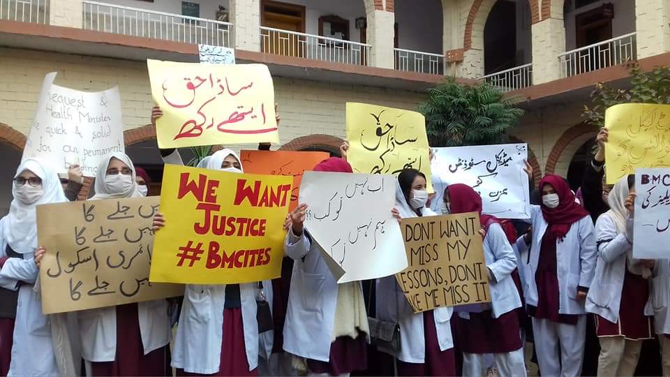 ProgStudentsFed's tweet photo. Adequate campus facility is a basic student right. Students of BMC have been studying in an under-construction building for past 14 years. Female students are exposed to dangers due to the location of campus. @Shafqat_Mahmood
#StudentRightsNOW
#StudentsNotSlaves https://t.co/6tjrXhEx9y
