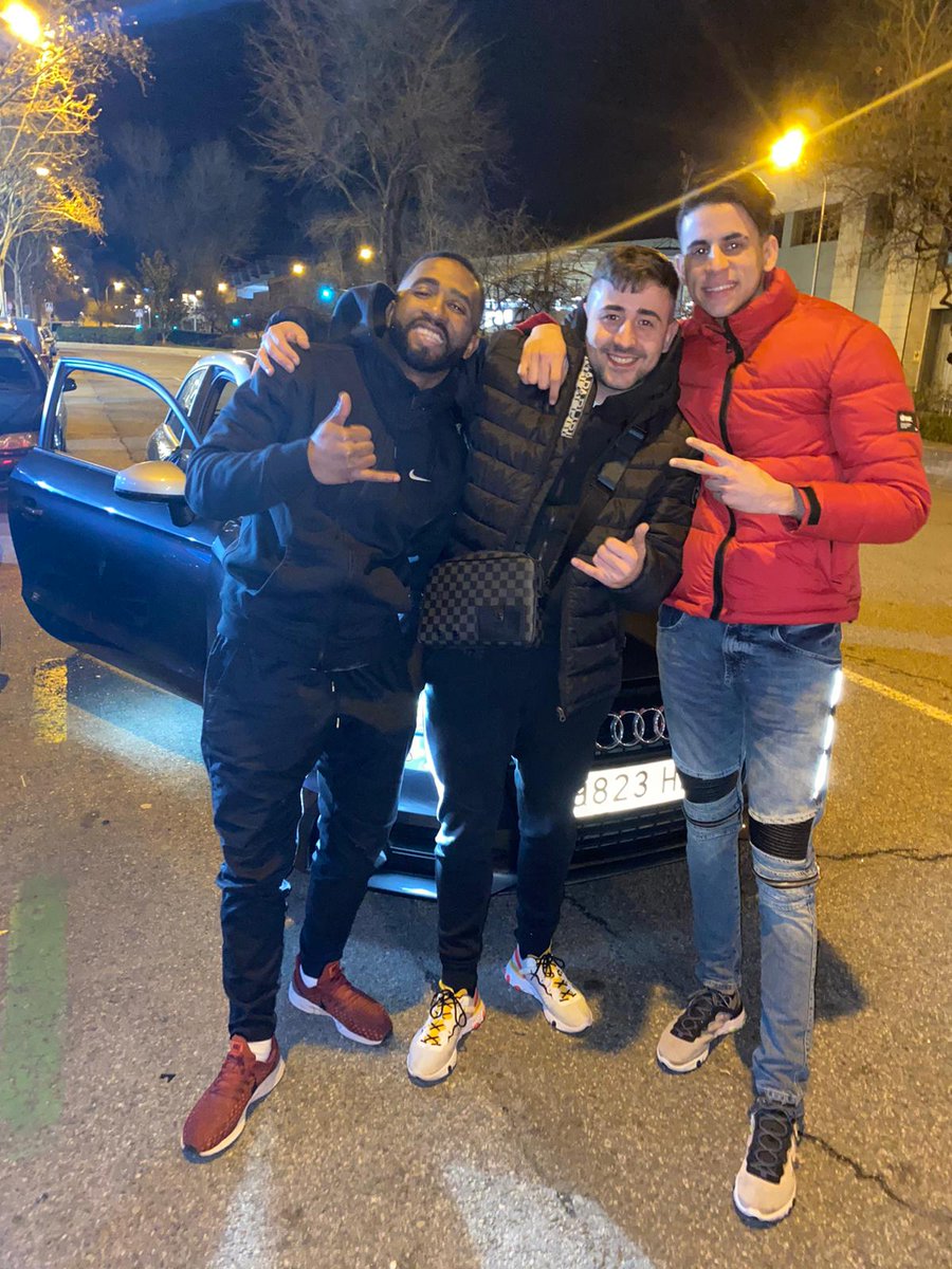 Chico de barrio listo pero despistao
El vecindario lo tenia controlao 
El vigilante le tenia colorao 
Se sabia todas pa salir
de cualquier lao..🎶🎶🇲🇦🇪🇸🇩🇴