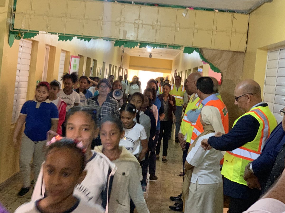 EducacionRDo's tweet photo. El simulacro realizado en el Hogar Escuela Rosa Duarte se efectúa en el marco de la Semana de Simulacros Escolares, pautada en el calendario escolar del 14 al 21 de enero, y organizada por la Dirección General de Gestión Ambiental y de Riesgos #MINERD.

#SemanaSimulacroEscolarRD https://t.co/6wUgyYDO2t