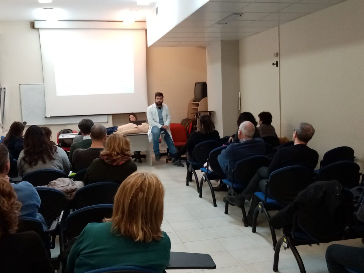 OgRuUniMe's tweet photo. Procede in #unime il corso di aggiornamento #primosoccorso presso il pad. H dell"A. O. U. per imparare il #massaggiocardiaco e la disostruzione delle #vieaeree https://t.co/L762kJoHJm https://t.co/krfoXfTRst