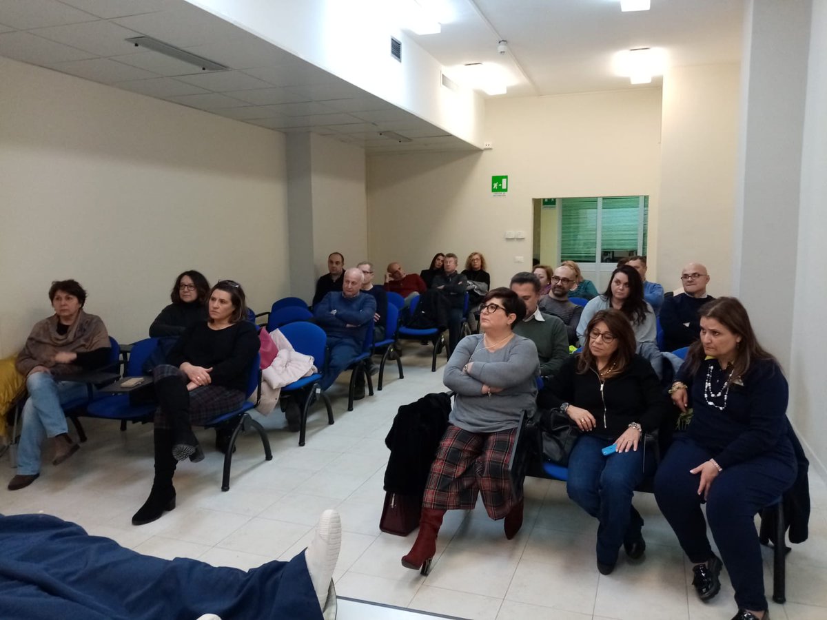 OgRuUniMe's tweet photo. Procede in #unime il corso di aggiornamento #primosoccorso presso il pad. H dell"A. O. U. per imparare il #massaggiocardiaco e la disostruzione delle #vieaeree https://t.co/L762kJoHJm https://t.co/krfoXfTRst