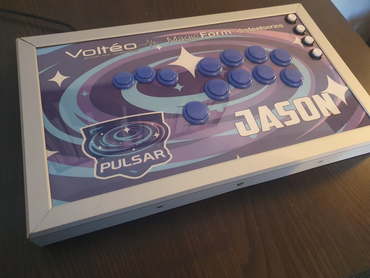 Nouvelle saison, nouveau design aux couleurs de <a href="/PulsarEsport/">PULSAR</a> pour mon hitbox.
On va inaugurer ça à l'EVO Japan.
#PSRWIN