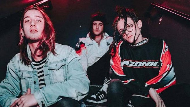 Friends чейз атлантик. Chase Atlantic Кристиан Энтони. Chase Atlantic Чейз Атлантик. Митчелл Кейв Chase Atlantic. Клинтон Кейв Chase Atlantic.