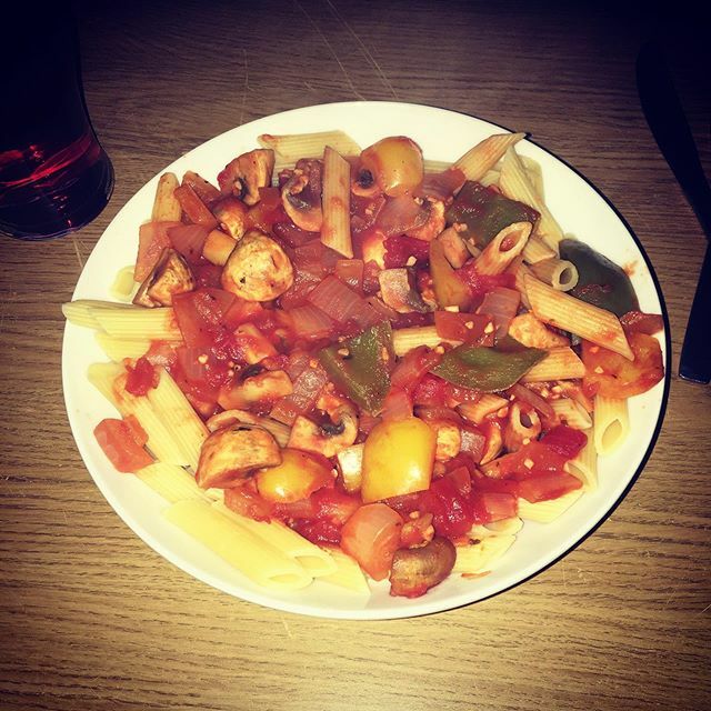 SlimmingGaz's tweet photo. Getting in on some #MeatFreeMonday action with a super-speedy Pasta &amp; Tomato Sauce... #AllTheVeg https://t.co/hEXTDx203O https://t.co/IDBKIJT0i8