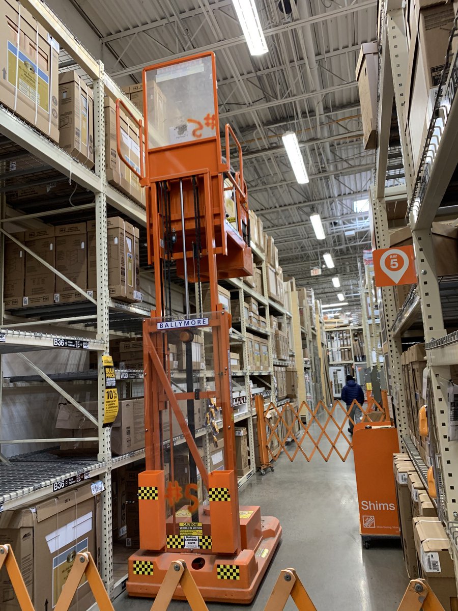 jimv70789506's tweet photo. Elder getting cabinets for a customer, bannered off working safe https://t.co/507gyAE6AD