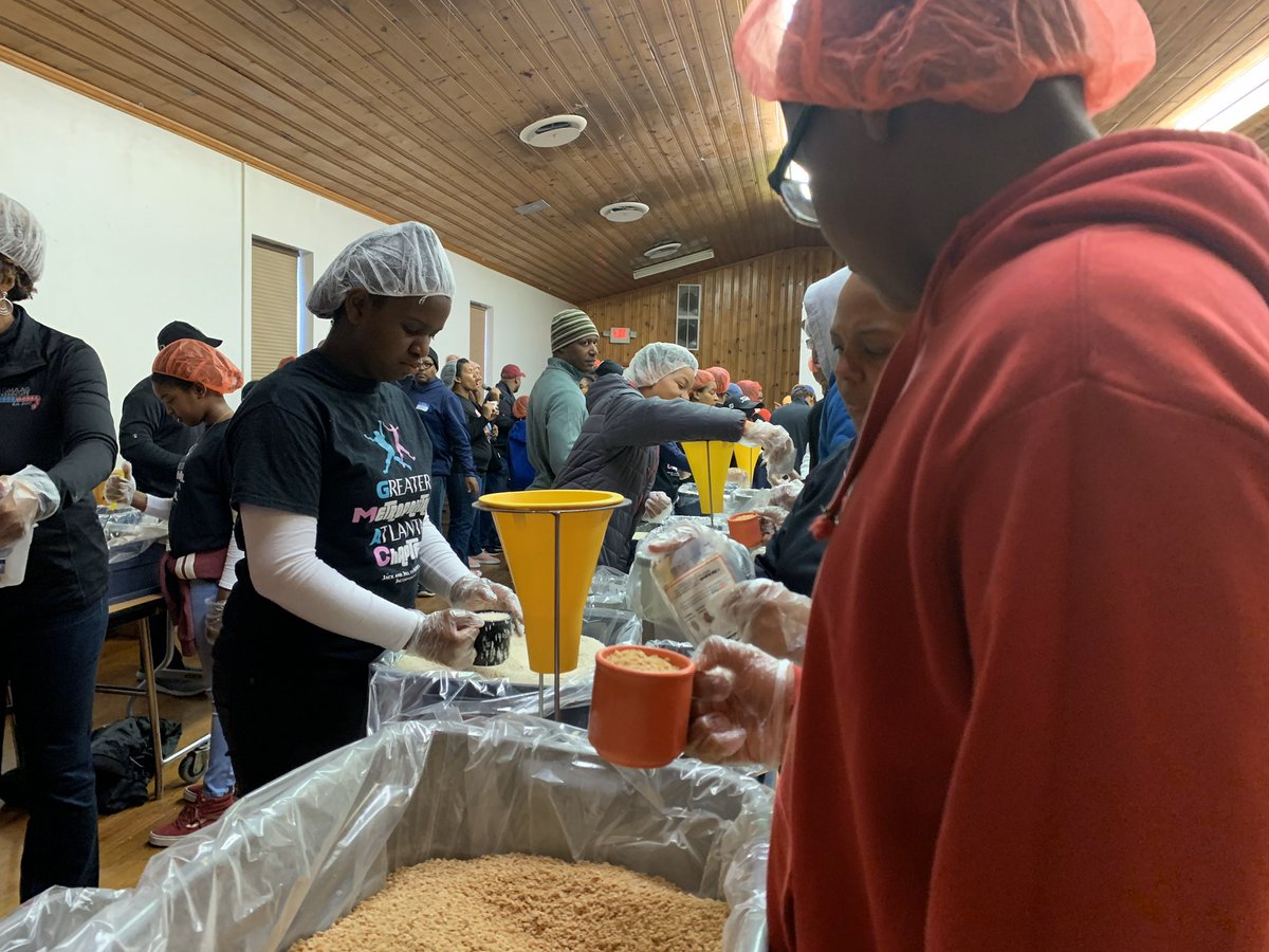 sojournerruth's tweet photo. In honor of the legacy of Rev. Dr. Martin Luther King, Jr., volunteers came together on #MLKDayOfService to package 10,000 meals for those in need. Thanks to Greater Metropolitan Atlanta Chapter of Jack and Jill of America, Inc. for hosting such a meaningful event! #ADayOnNotOff https://t.co/fXqUfefSqZ