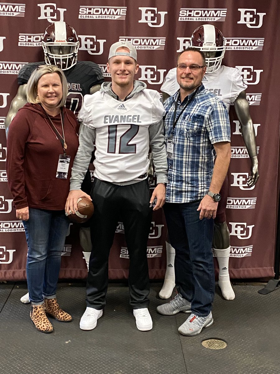 blaketash12's tweet photo. COMMITTED⚔️❤️ 
@dennisdarnell1 @CoachHepola @Evangel_FB https://t.co/UOdZCp8Gso