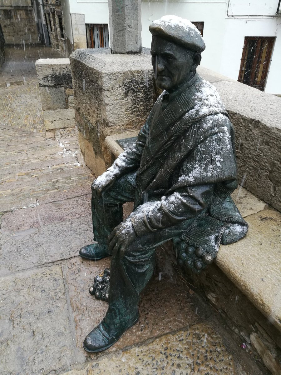 mjpous's tweet photo. Evocació de la sabiesa del poble, del deixar passar el temps lentament, de l'observació acurada de la vida, de la tranquil·litat de tenir-ho ja quasi tot fet. L'avi de Morella #Morella #lasevagent #culturaitradicio #historiasuantperlesparets https://t.co/csgbmYDvvN
