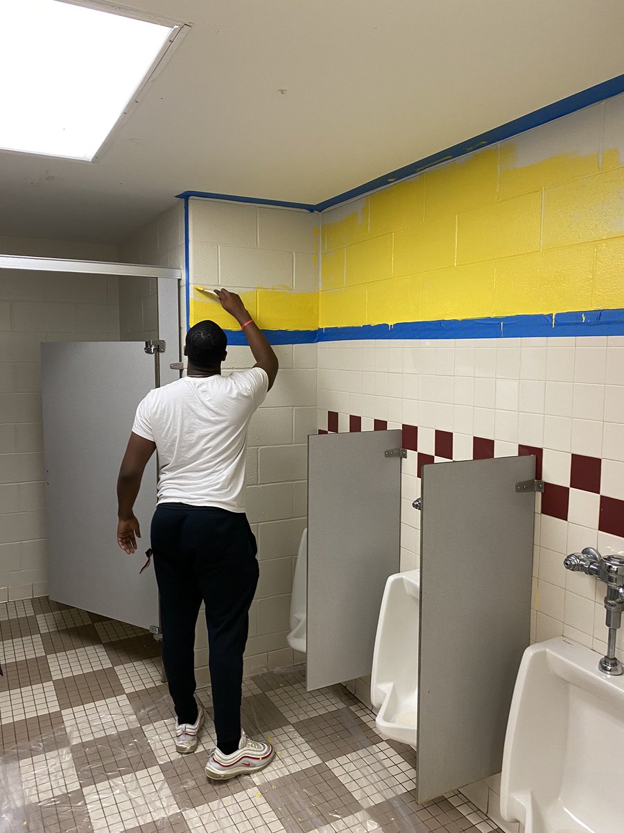 Morehouse_SAAC's tweet photo. #MHCSAAC Community Service Alert🚨: Morehouse Student-Athletes (🏈,⚾️,🎽) spent the MLK Day of Service painting bathrooms at Dunbar Elementary School for two hours. #MorehouseServes #MaroonTigers https://t.co/0IYk22Lp1O