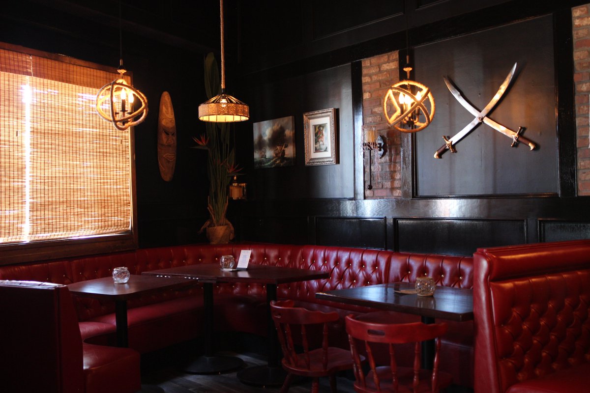 VisitBurbankUSA's tweet photo. The pirate themed #TheBurbankPub is a fun experience for #vegans, meat-lovers and kids alike. Enjoy hand-crafted #cocktails in the bar or indulge in delicious food from the #curatedmenu π΄https://t.co/P4isod9BRA https://t.co/sdAVp8Z3yO