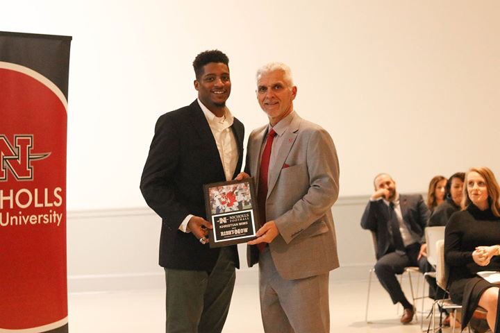 Nicholls_FB's tweet photo. The 2️⃣0️⃣1️⃣9️⃣ Right Now Award - Khristian Mims.
Khristian racked up 97 tackles, an interception and his first career sack. He was named third team All-Southland and Southland All-Academic.
#GeauxColonels ⚔️ #r19htNow https://t.co/vPFEXNJ6sY