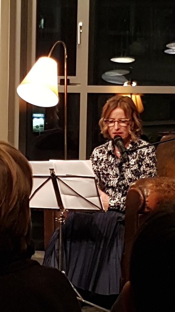 Sylvia Deloy liest aus ihrem Roman "Das Glück ist zum Greifen da" beim #afterworkgettogether <a href="/bastei_luebbe/">Bastei Lübbe</a> #dasglückistzumgreifenda