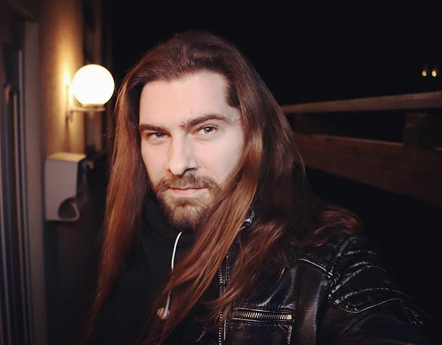 Schönen Abend an euch! 
____
#nightselfie #longhair #guyswithlonghair #guyswithbeard #portraitphotography #longhairedguys #metalhead #kambrium #jankambrium #nerustusrising #youtube #beardstyle #sun #viking #vikings ift.tt/36dB2n0