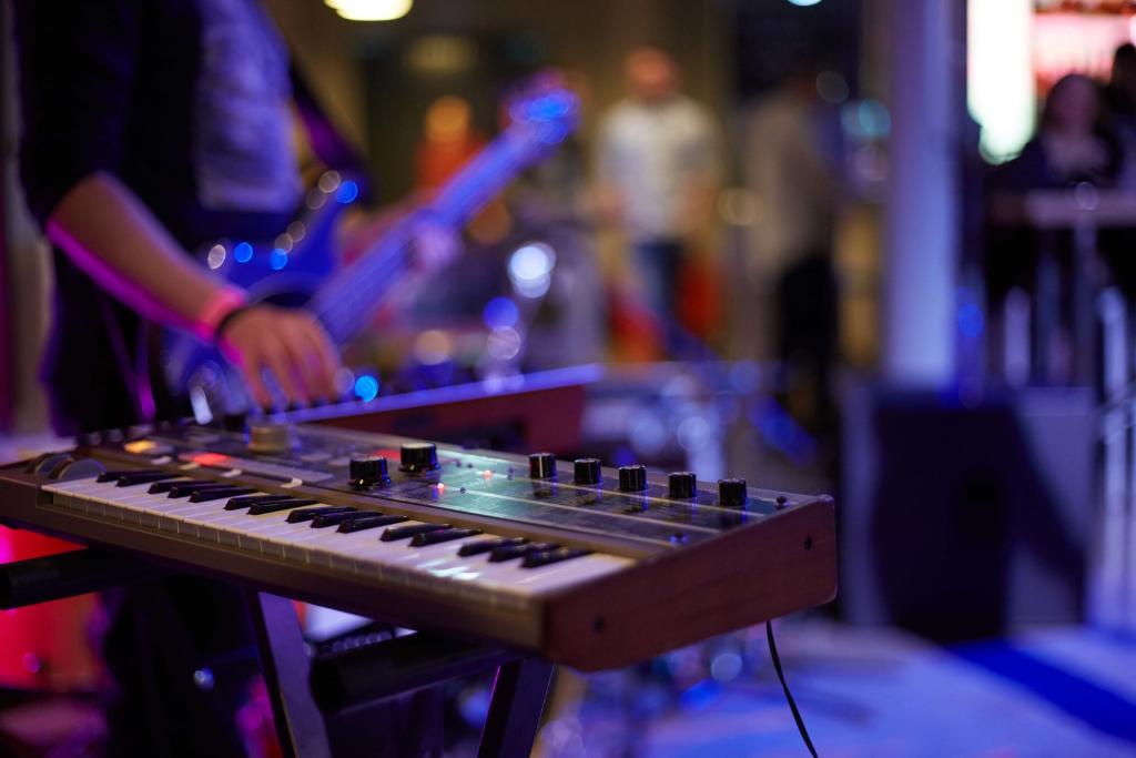 Can't wait for The <a href="/BRITs/">BRIT Awards</a> in February? Secure your room with us &amp; zip across to <a href="/TheO2/">The O2</a> via the @Emirates Cable Car. Book now: aloft.ht/60131dW2b