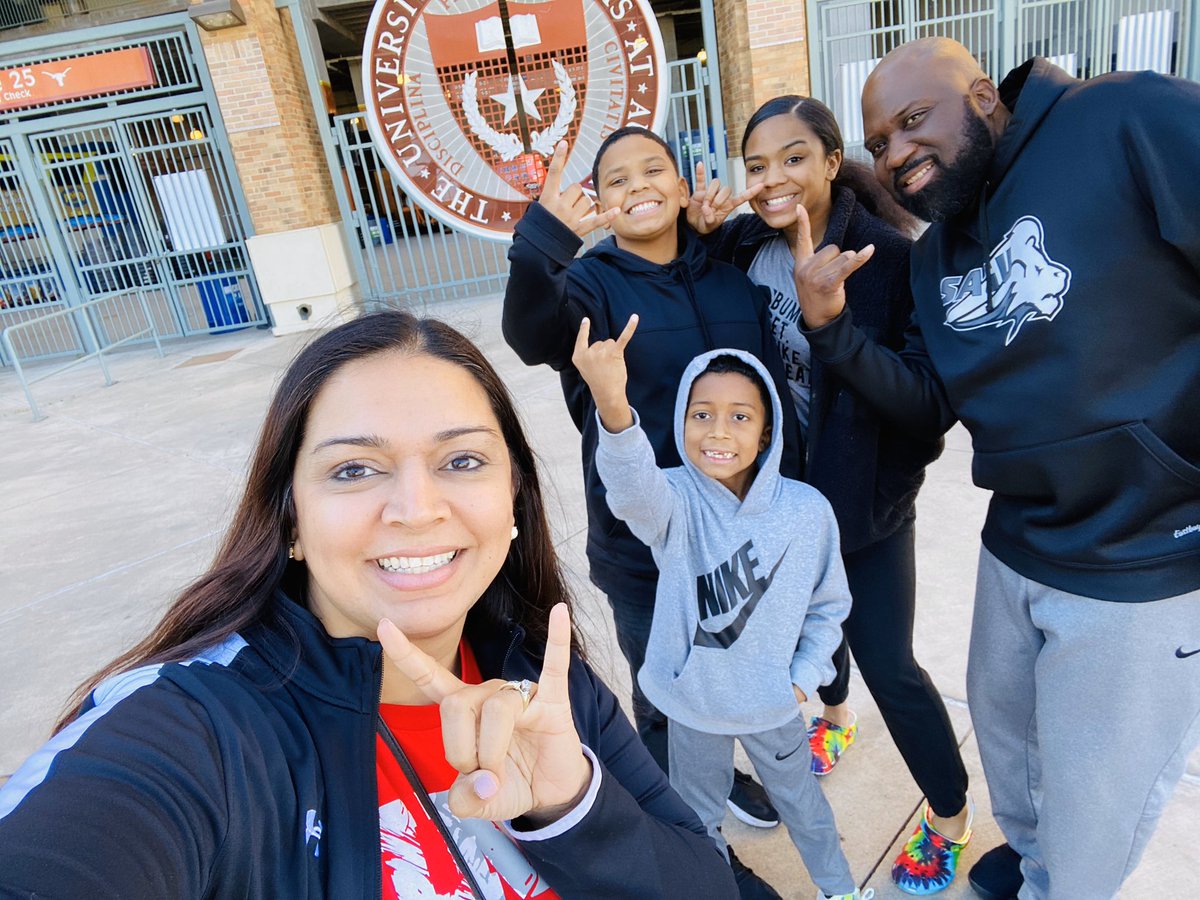 Navreetkp7's tweet photo. Quick trip to UT & the State Capitol while we were in Austin for K’s 🏐 tourney. Kalen wanted to see 🗽 in NY, but we couldn’t make it happen @ this time so we made it happen in ATX. Great weekend trip, we enjoyed our family time. ♥️ #FamilyOverEverything #ThePointers https://t.co/qlB6ILfm6i
