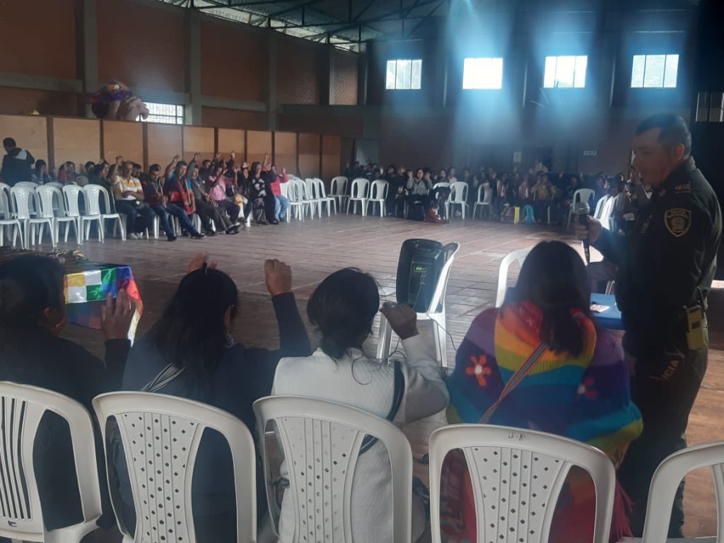 PoliciaPasto's tweet photo. Estuvimos en @TanguaUnete en la posesión de autoridades indígenas #Quillasingas comprometidos con el respeto y costumbres de nuestros pueblos indígenas #PolicíaParaLaGente https://t.co/UfrPXDP4V2