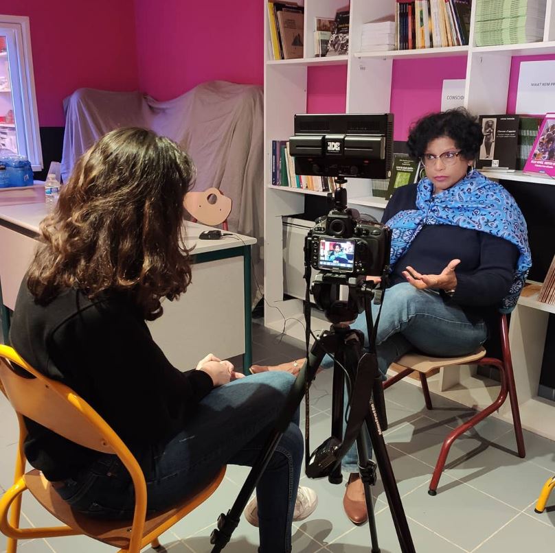 auncheveupres's tweet image. [BACKSTAGE] 📽

✂ L&apos;équipe d&apos;À un cheveu près a rencontré @Juliette_Smlda, sociologue et spécialiste de la question du cheveu crépu.

#auncheveupres #webdocumentaire