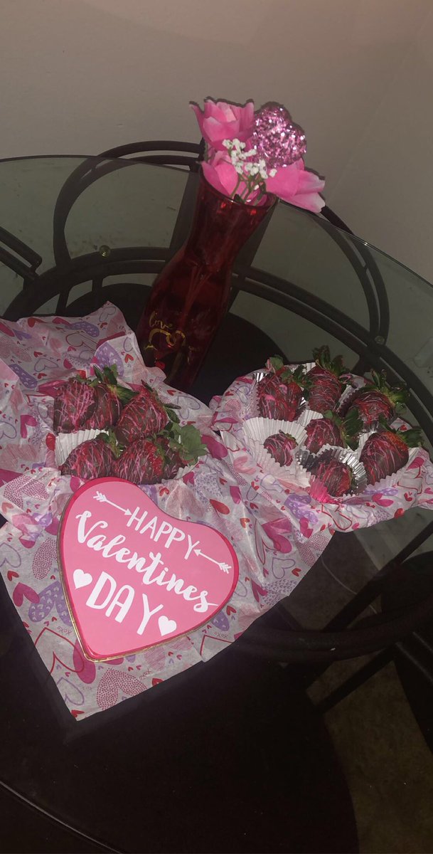 SRushco's tweet photo. Hey loves Valentine’s Day💕 is just around the corner. Remember chocolate covered strawberries are a girl’s best friend❤️😍.
#ValentinesDay #rosepetals #love #chocolatestrawberries #soulmate #Sugarrushco https://t.co/wNgZExZjtb