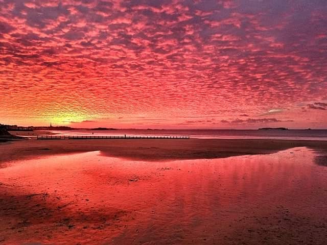 La nature n'a pas besoin de filtre pour exprimer toute sa beauté !
Le ciel était en feu ce soir à Saint-Malo !
#SaintMalo #emojibzh #Bretagne
📷 Maloziss