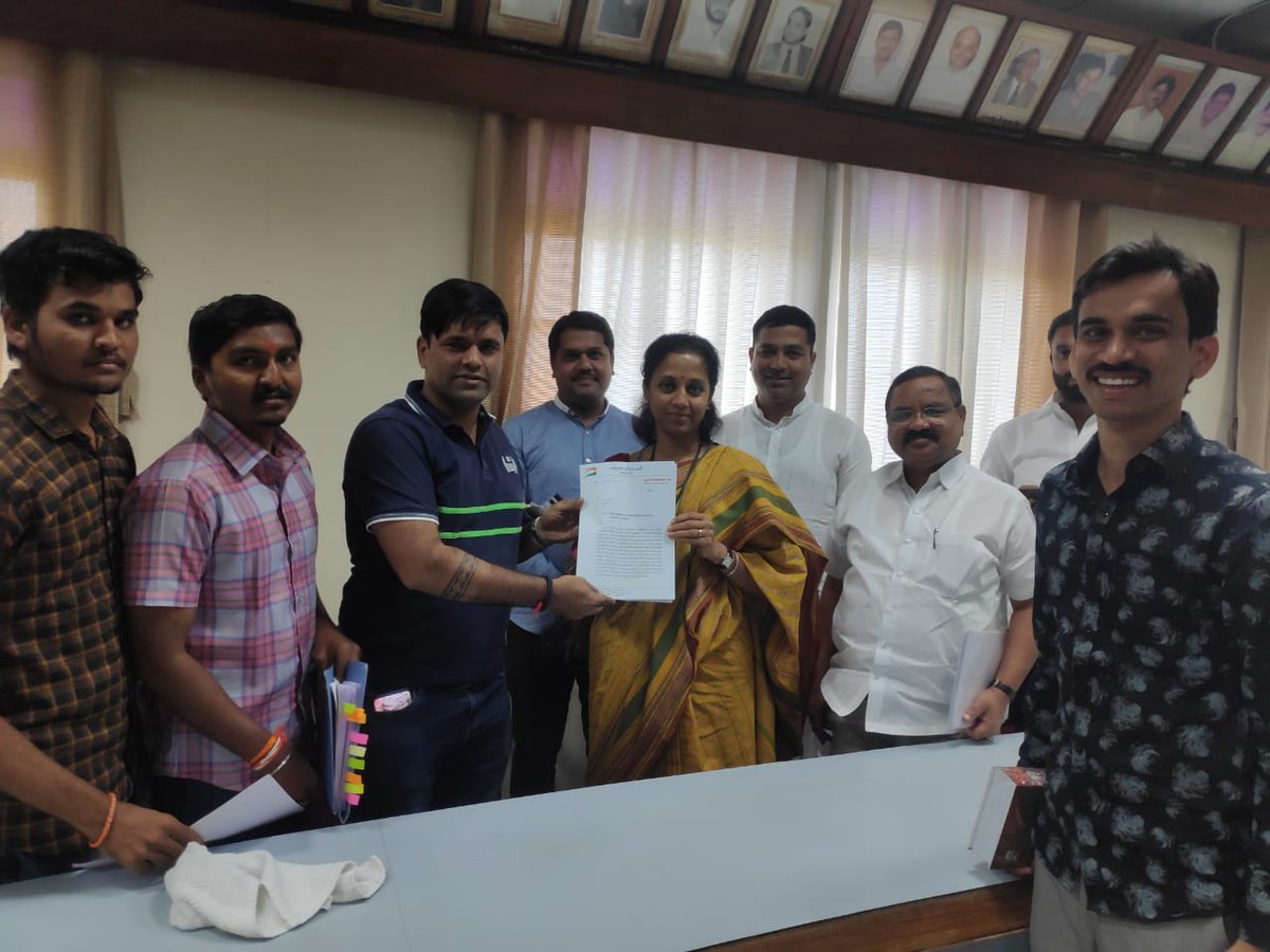 supriya_sule's tweet photo. महाराष्ट्र लोकसेवा आयोगाच्या माध्यमातून प्रशासकीय सेवांसाठी दर्जेदार मनुष्यबळ पुुरविलं जातं. परंतु आयोगाला स्वतःची इमारत नाही.सध्याचे काम तीन वेगवेगळ्या ठिकाणांहून भाडोत्री कार्यालयातून सुरु आहे.हे काम अधिक प्रभावीपणे चालण्यासाठी आयोगाला स्वतःच्या मालकीचे कार्यालय आवश्यक आहे. https://t.co/Mz4FZkLF8p