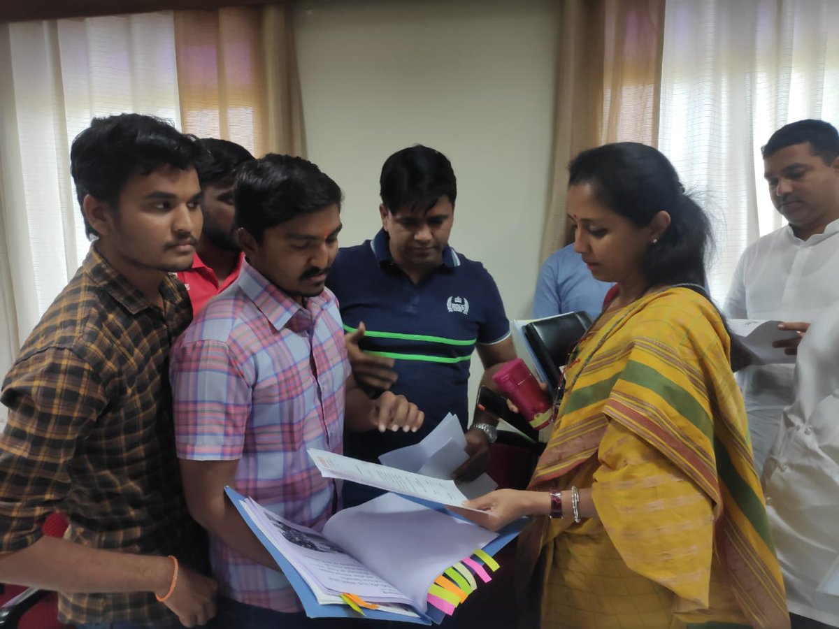 supriya_sule's tweet photo. लिपिक,टंकलेखक तसेच कनिष्ठ अभियंता ही पदे लोकसेवा आयोगाच्या मार्फत भरावीत.याशिवाय जलसंपदा,सार्वजनिक बांधकाम,जलसंधारण विभाग या ठिकाणी कनिष्ठ अभियंता गट ब या पदांच्या भरतीत १२+ अर्हताधारक उमेदवारांचा समावेश करावा या मागणीचे निवेदन या परीक्षांची तयारी करणाऱ्या उमेदवारांकडून स्वीकारले https://t.co/V4cxP9Veur