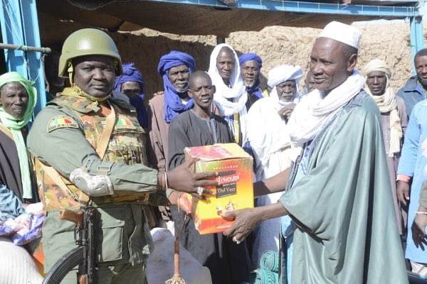 C’est l’image que je retiens de vous !
Une armée au service de sa population 
Merci pour vos sacrifices, merci d’accepter de souffrir pour que nous puissions vivre heureux 
Nous sommes fiers de vous🇲🇱
Bonnes fêtes à l’armée Malienne
#VIVE_LES_FAMA