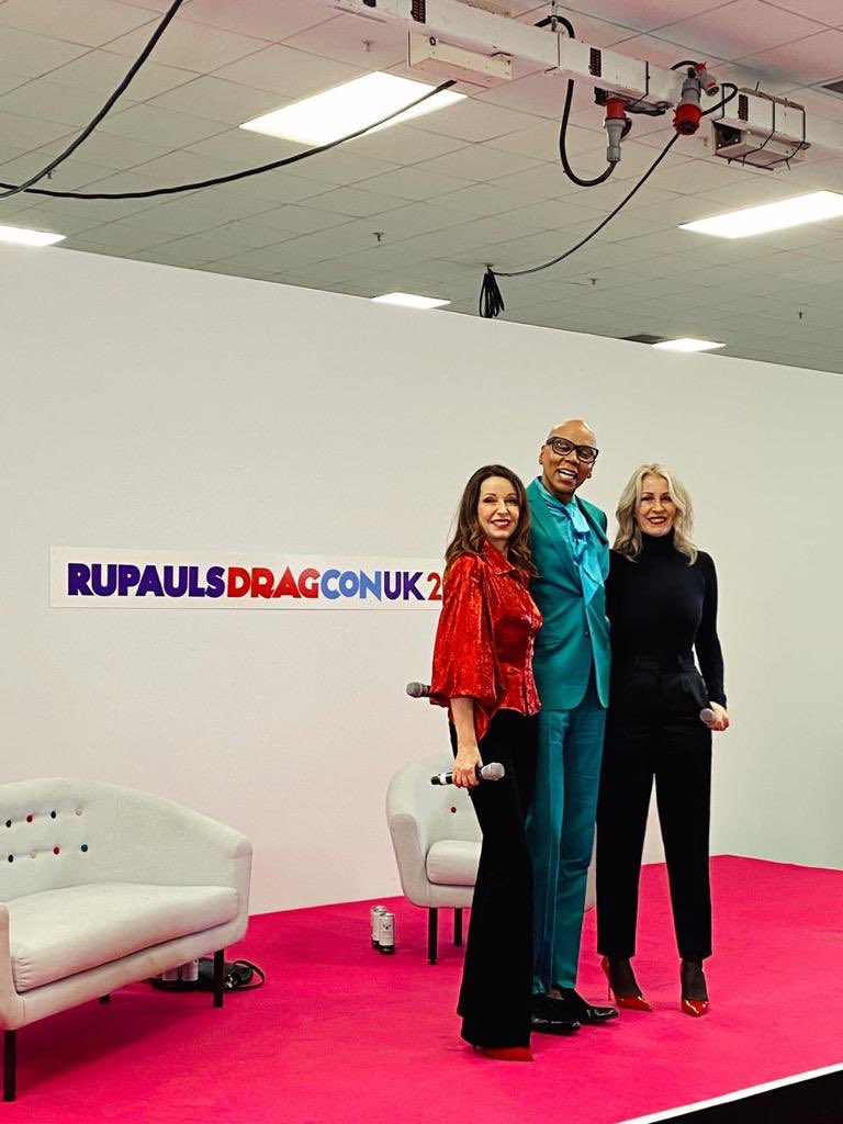 VivaBananarama's tweet photo. A fabulous day yesterday chatting with the lovely @RuPaul at @RuPaulsDragCon - thank you for having us!💖 ...&amp; yes we’d love to join you on @RuPaulsDragRace panel🤩
#RuTalks #RuPaulDragCon #Bananarama2020 https://t.co/RKfLMITzE2