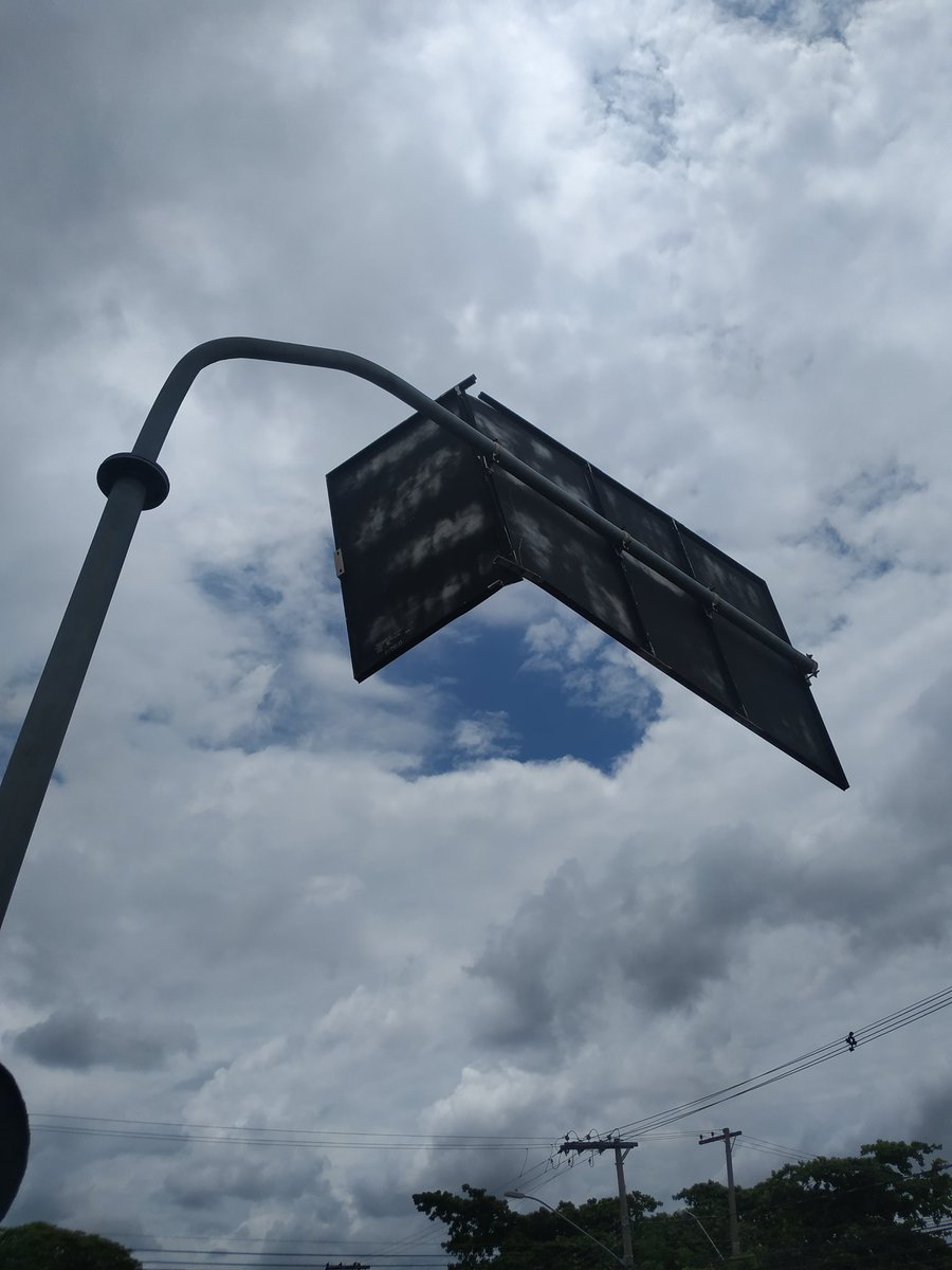 Placa de sinalização na Avenida Portugal altura da rua Dominica a um passo de causar acidentes sérios. <a href="/OficialBHTRANS/">OficialBHTRANS</a> <a href="/prefeiturabh/">Prefeitura de BH</a> <a href="/recordtvoficial/">Record Oficial</a> @balancogeraludi <a href="/globominas/">Minas Globo</a>