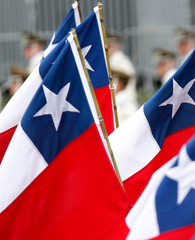 DerechaSurena's tweet image. ATENCION DERECHA UNIDA: Se invita a todos #EMBANDERAR nuestra nación para demostrar que cada día somos más los que estamos con el #YoRechazo
Para esto hay q poner la tricolor en sus autos, casas, usar la camiseta roja de la Selección. La bandera es una sola patriotas y se respeta